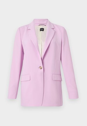 Lys lilla damesblazer med lange ermer, hakket slagkrage, lukking med en knapp og to frontlommelerker, hengende på en kleshenger.