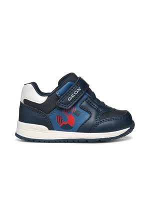 Scarpa da bambino blu navy e bianca con grafica di ragno rossa, strap con velcro etichettato "GEOX" e suola imbottita.