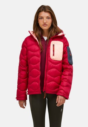 Rode pufferjack met gequilte ontwerp, roze borstzak, marineblauwe armzak en verstelbare capuchon. Bevat ritssluitingen en elastische zoom.