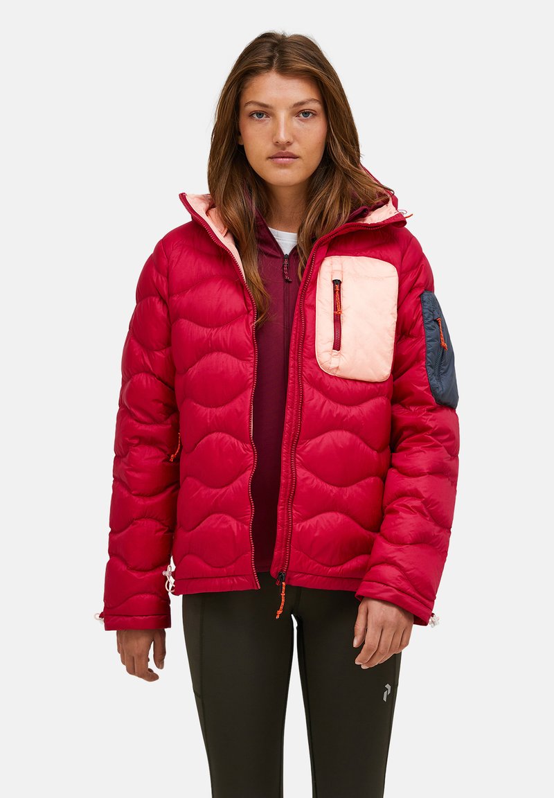 Rode pufferjack met gequilte ontwerp, roze borstzak, marineblauwe armzak en verstelbare capuchon. Bevat ritssluitingen en elastische zoom.