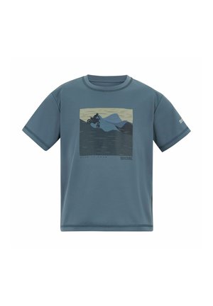 Camiseta azul de manga corta con un gráfico frontal de un motorista cruzando colinas al atardecer y texto que dice "Born to Roam."
