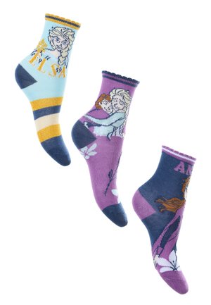 Drei Paar bunte Socken: himmelblau mit gestreiftem Design und Elsa, lila mit Elsa und Anna, die sich umarmen, und dunkelblau mit floralem Akzent.
