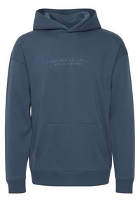 Kapuzenpullover aus blau-grauem Stoff mit einer Fronttasche. Mit gesticktem Text: "Blend Original Denim EST. 93 Dänemark." Klassisches Design.