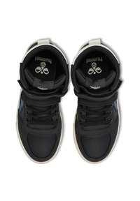 Svarta högstövlar med en texturerad ovandel, snörning, vadderad krage och blå detalj på sidan. Lättviktsgummisula.