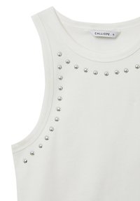 Top bianco senza maniche con dettagli in perline argento lungo il collo e le spalle, realizzato in cotone morbido con una texture liscia.