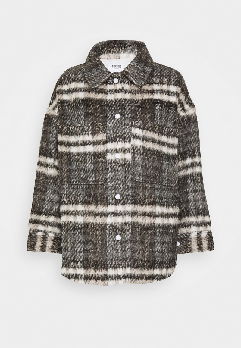 Chemise en laine à carreaux marron et blanc, boutonnée, manches longues, col et deux poches poitrine.