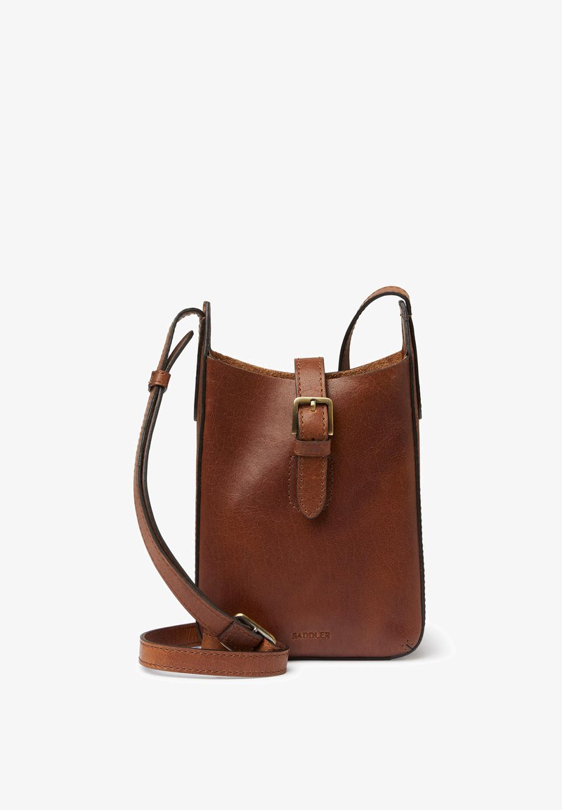 Brun läderaxelväska med en strukturerad form, spänne, och justerbar rem. Har en slät textur och minimal märkning.