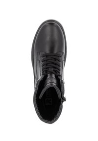 Bota de piel negra hasta el tobillo, con puntera redondeada, cierre de cordones y cremallera en el lateral. Cuello acolchado y suela texturizada. En el interior presenta el logo.