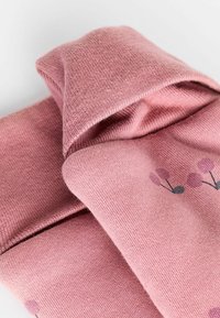 Roze pleteni materijal koji se preklapa s kapuljačom, s cvjetnim uzorkom u nijansama ljubičaste i sive. Meka tekstura i glatka završna obrada.