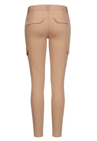 Béžové cargo nohavice so slim fit strihom, s dvoma zadnými a bočnými vreckami, vyrobené z pružného materiálu s hladkou textúrou.