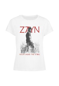 Hvid bomulds T-shirt med et sort-hvidt billede af en figur, der står, med rød tekst, der siger "ZAYN" og "RUM UNDER TRAPPEN" nedenfor.