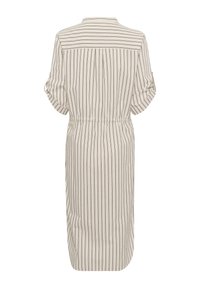 Robe chemise rayée en beige et noir, avec des manches courtes roulées, un panneau au dos et une taille élastique pour un ajustement optimal.