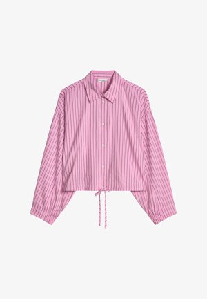 Roze overhemd met lange mouwen, verticale zwarte strepen en een voorstrik aan de zoom, met een klassieke kraag en elastische manchetten.