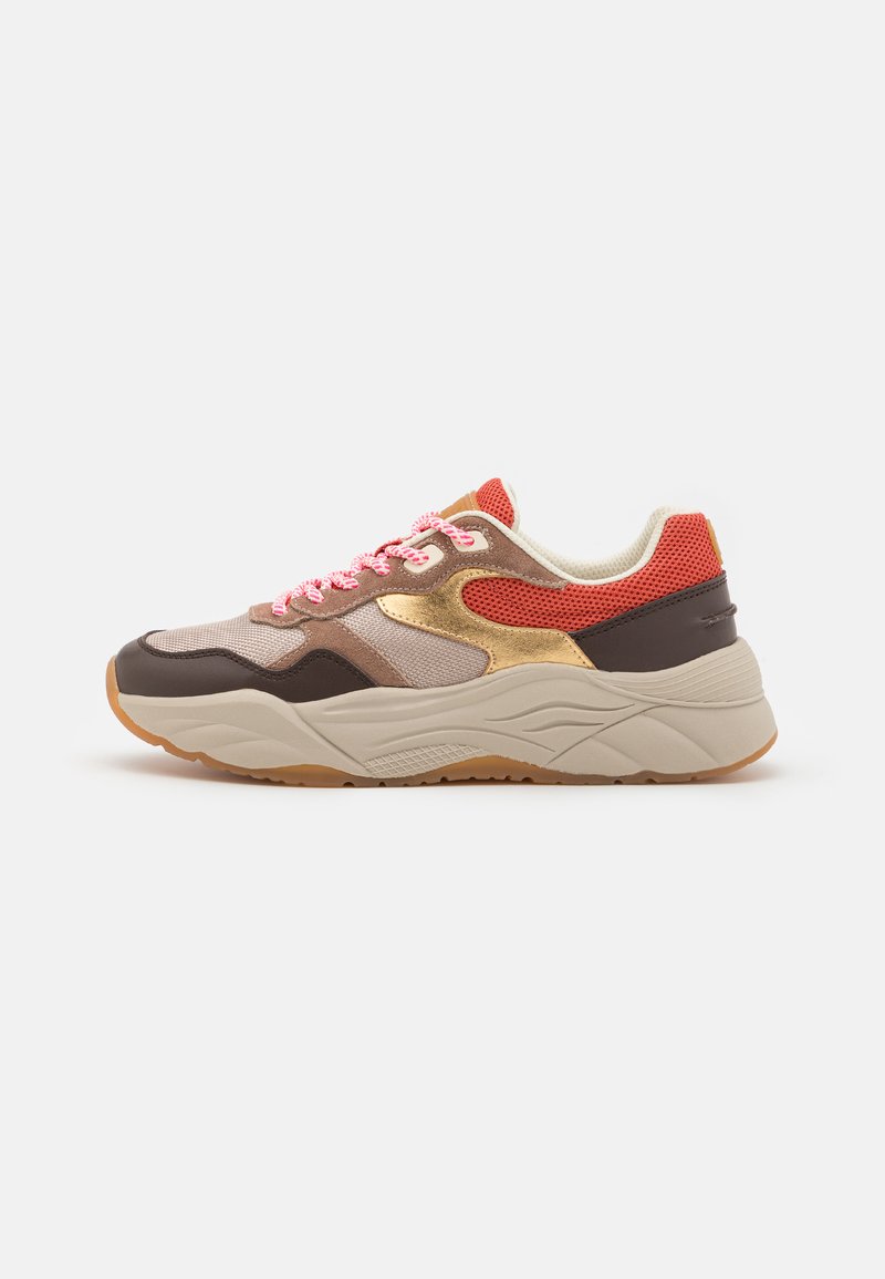 Sportowe sneakersy z połączeniem beżu, brązu i czerwonej siateczki oraz skóry. Posiadają różowe sznurówki, teksturowane akcenty oraz grubą, neutralną podeszwę.