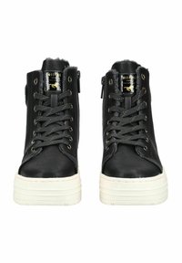 Černé vysoké tenisky s šněrováním, s umělou kožešinou uvnitř a bílou platformou. Obsahují zlaté akcenty a texturovaný kožený materiál.