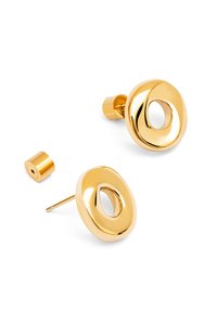 Pendientes de metal en tono dorado con un diseño circular y un corte central. Incluyen un respaldo cilíndrico para un ajuste seguro.