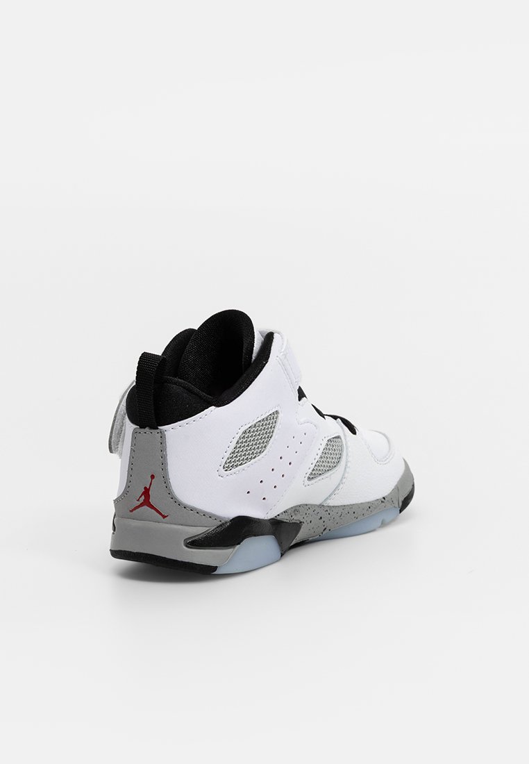 Witte sneaker met zwarte accenten en grijze details. Voorzien van mesh panelen, een gewatteerde kraag en een iconisch logo op de hiel. Ronde vorm.