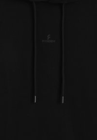 Sudadera con capucha negra hecha de tela suave, con cordón con puntas de metal plateado y un sutil logo "FREDDY" en relieve en la parte delantera.