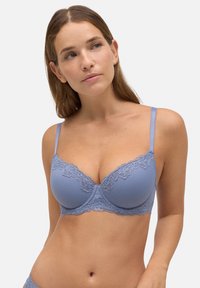 Sostén de color azul claro con tejido texturizado y acabado de encaje. Presenta aros y tirantes ajustables para mayor soporte.