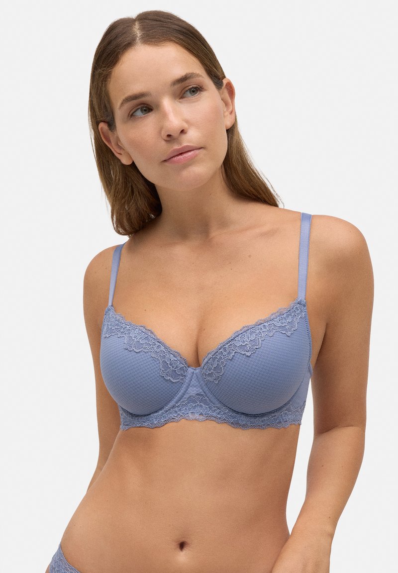 Sostén de color azul claro con tejido texturizado y acabado de encaje. Presenta aros y tirantes ajustables para mayor soporte.