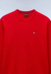 Suéter de lana merino rojo de cuello redondo con pequeño emblema de la bandera noruega en el lado izquierdo del pecho y etiqueta de marca Napapijri en el interior del cuello.