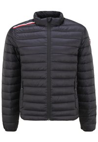 Černá prošívaná bunda s předním zipem, vysokým límcem a horizontálním prošíváním. Má červené a modré akcenty na rameni a dvě boční kapsy.