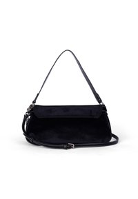 Borsa in suede nera con forma strutturata. Caratterizzata da un unico manico superiore e una tracolla regolabile, hardware in argento e chiusura a patta.
