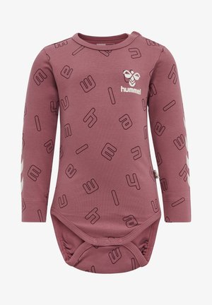 Långärmad babybody i rosa med mörka tryckta bokstäver och siffror. Har tryckknappar i botten och en logotyp på bröstet.