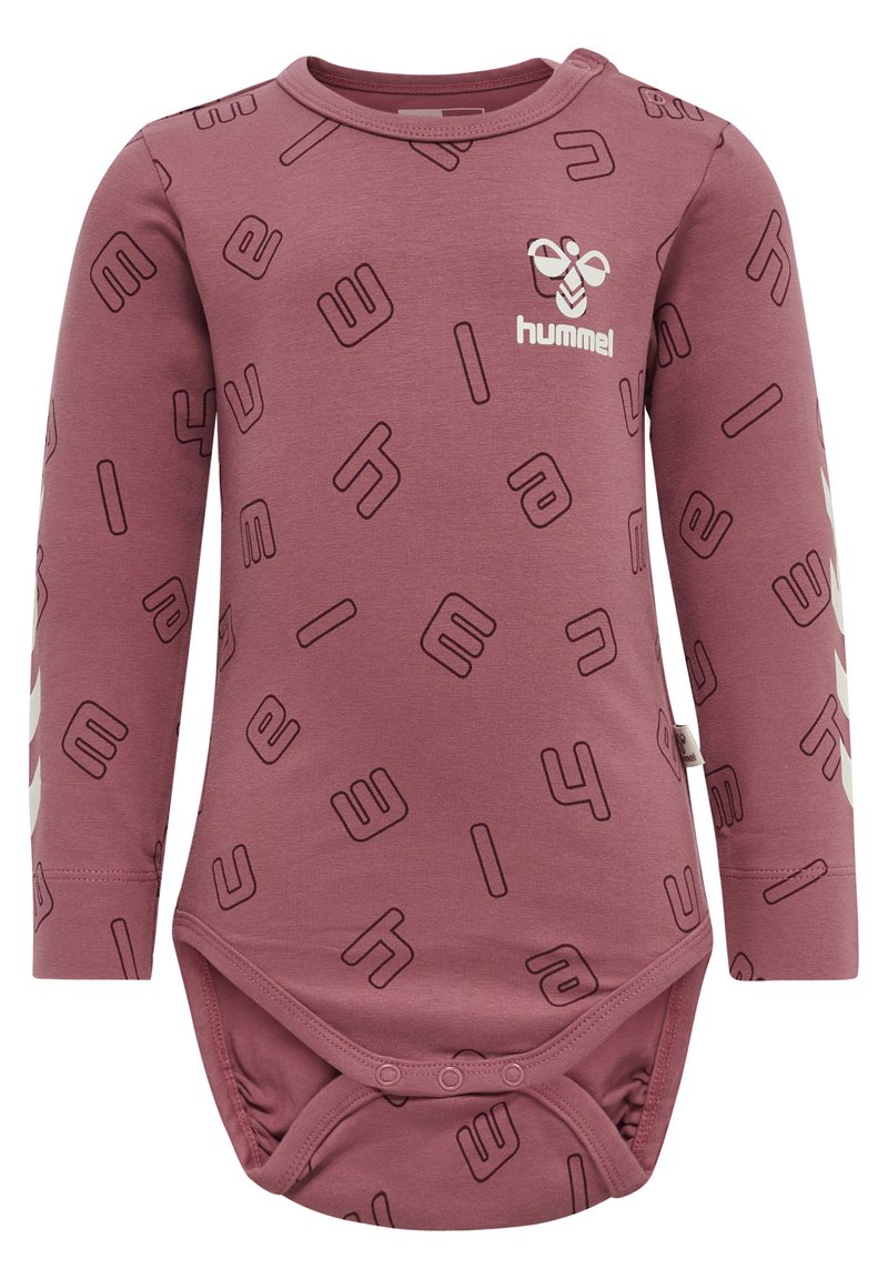 Långärmad babybody i rosa med mörka tryckta bokstäver och siffror. Har tryckknappar i botten och en logotyp på bröstet.