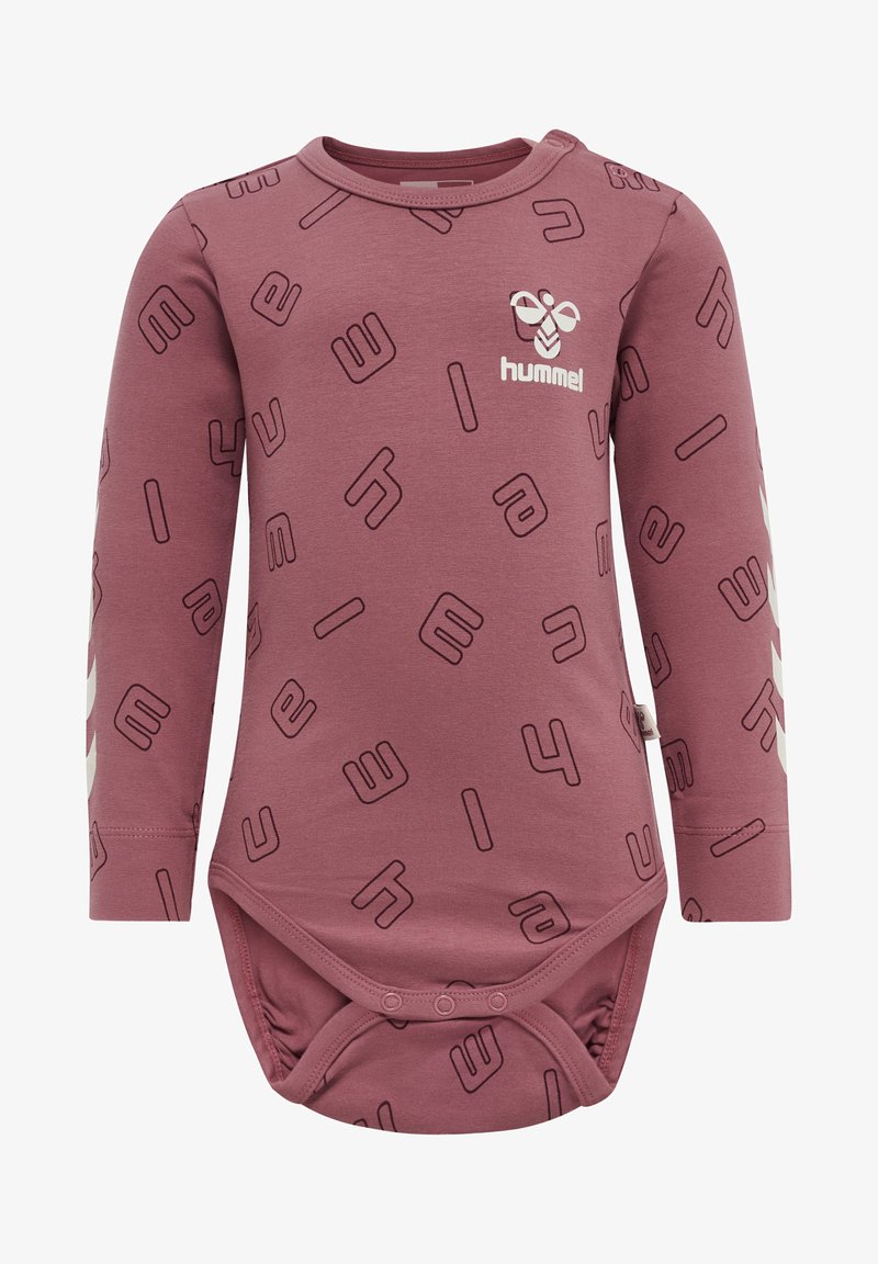 Långärmad babybody i rosa med mörka tryckta bokstäver och siffror. Har tryckknappar i botten och en logotyp på bröstet.