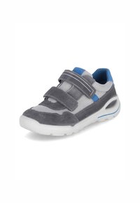 Scarpa sportiva grigia e blu realizzata in materiali in mesh e suede, con due cinturini in Velcro, punta arrotondata e suola bianca con accenti blu.