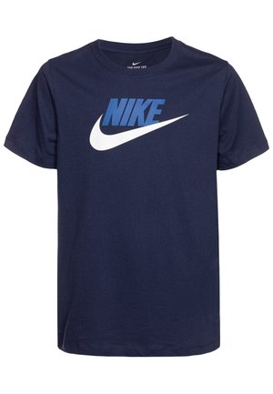 Navyblauw T-shirt met korte mouwen met een grote blauwe Nike-tekst en een wit swoosh-logo aan de voorkant.