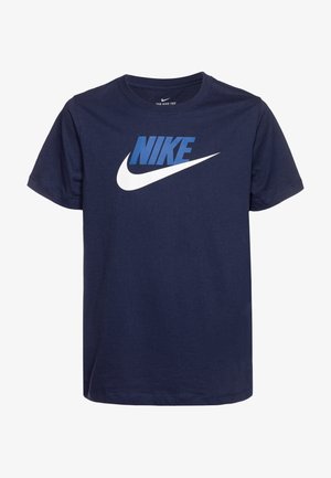 Granatowy T-shirt z krótkim rękawem, z dużym niebieskim napisem Nike i białym logo Swoosh z przodu.