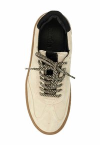 Baskets en daim beige avec une semelle en caoutchouc noir, dotées de lacets texturés noir et blanc et d'une languette noire. L'intérieur présente un doux revêtement noir.