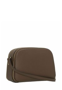 Borsa a tracolla in pelle marrone con texture, chiusura con zip, forma curva e tracolla regolabile. Design minimalista con dettagli in metallo color oro.