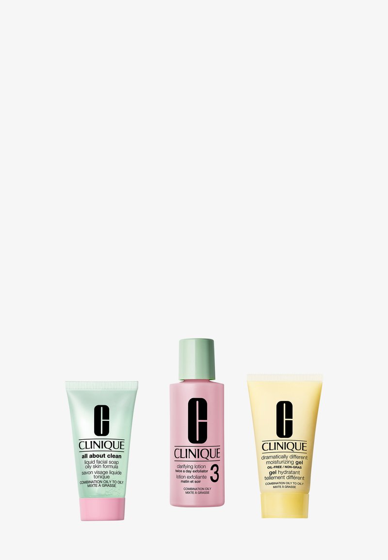 Tres productos de cuidado de la piel de Clinique para piel mixta grasa: jabón facial, loción clarificante y gel hidratante, dispuestos uno al lado del otro.