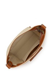 Borsa in tela con dettagli in pelle marrone; chiusura superiore a zip; interno spazioso con una fodera liscia e una tasca laterale.