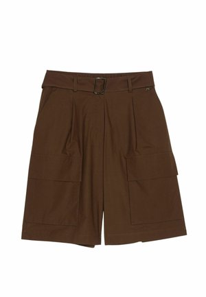 Pantaloncini marroni al ginocchio con cintura, pieghe frontali e grandi tasche con patta su entrambi i lati, posati su sfondo bianco.