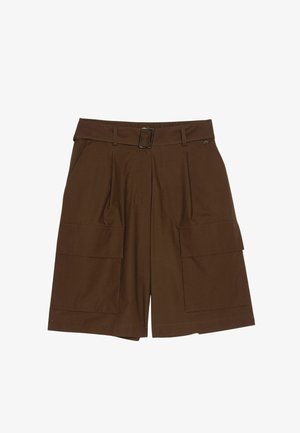 Pantaloncini marroni al ginocchio con cintura, pieghe frontali e grandi tasche con patta su entrambi i lati, posati su sfondo bianco.