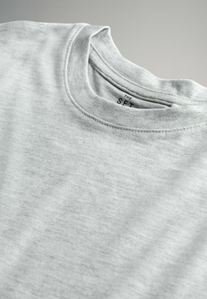 Heled hall t-särk ümmarguse kaelusega. Pehme, siledat tekstuuri. Omab peent heledat triibulist mustrit ja õmblustega kaelust.