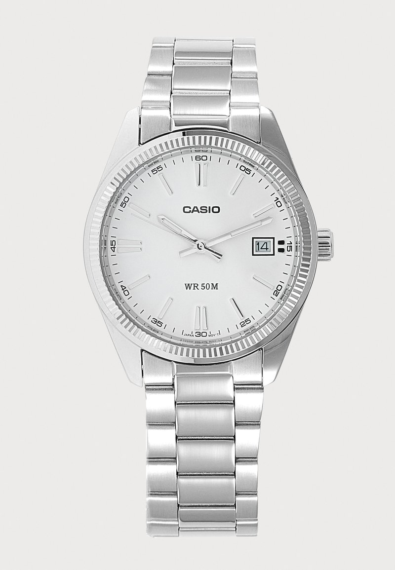 Montre-bracelet Casio argentée avec cadran blanc, bracelet métal, trois aiguilles, fenêtre date affichant le 14, et étanchéité jusqu'à 50 mètres.