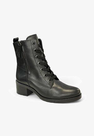 Bottines en cuir noir avec un bout rond, un laçage à l'avant, une fermeture éclair latérale et un talon bloc. Texture lisse avec des œillets en métal argenté.