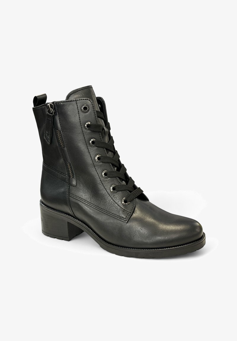 Bottines en cuir noir avec un bout rond, un laçage à l'avant, une fermeture éclair latérale et un talon bloc. Texture lisse avec des œillets en métal argenté.