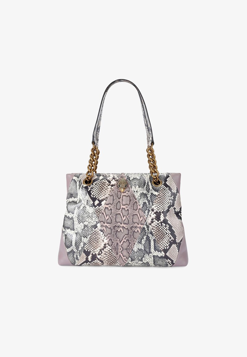 Sac à main en synthétique au motif serpent, présentant un mélange de panneaux beige, gris et rose. Des anses en chaîne dorée et un fermoir décoratif ajoutent des détails.