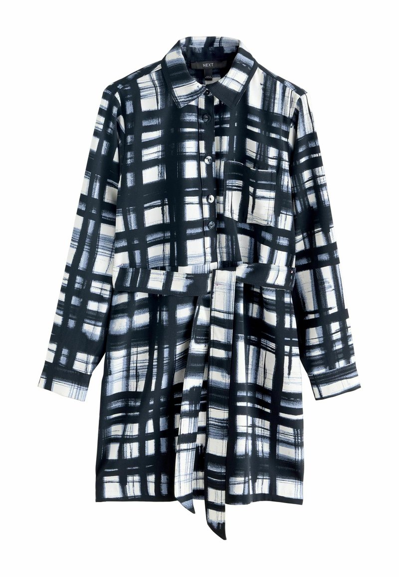 Fekete-fehér kockás ruha gombos záródással, gallérral, hosszú ujjakkal és derékpánttal. Sima anyag, mintás textúrával és modern dizájnnal.