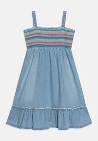 Denimmekko, jossa on rypytetty yläosa, jossa on moniväriset vaakasuorat raidat ja säädettävät olkaimet; alaosassa liehuva röyhelö.