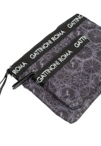 Busta in nylon nero con un motivo geometrico grigio, chiusura zip e dettagli in tessuto con il marchio "GATTINONI ROMA."