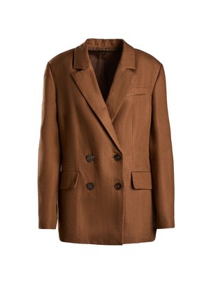 Blazer marrón de doble botonadura hecho de tejido texturizado. Presenta un cuello con muescas, dos bolsillos delanteros y botones oscuros.