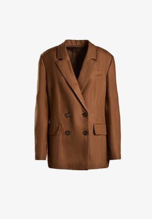 Blazer marrón de doble botonadura hecho de tejido texturizado. Presenta un cuello con muescas, dos bolsillos delanteros y botones oscuros.