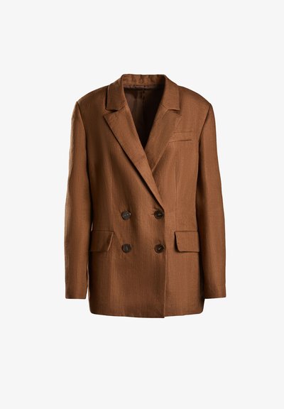 Barna, dupla gombos zakó, texturált anyagból készült. Jellemzői között szerepel a kifelé hajló gallér, két elülső zseb és sötét gombok.